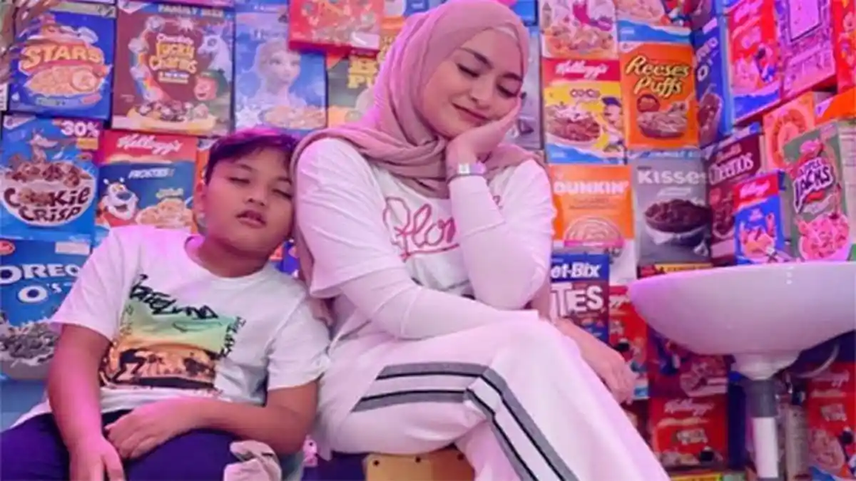 Aksi Menggemaskan Putra Bungsu Sule Cium Perut Buncit Nathalia Holscher , Natizen Sebut Mirip