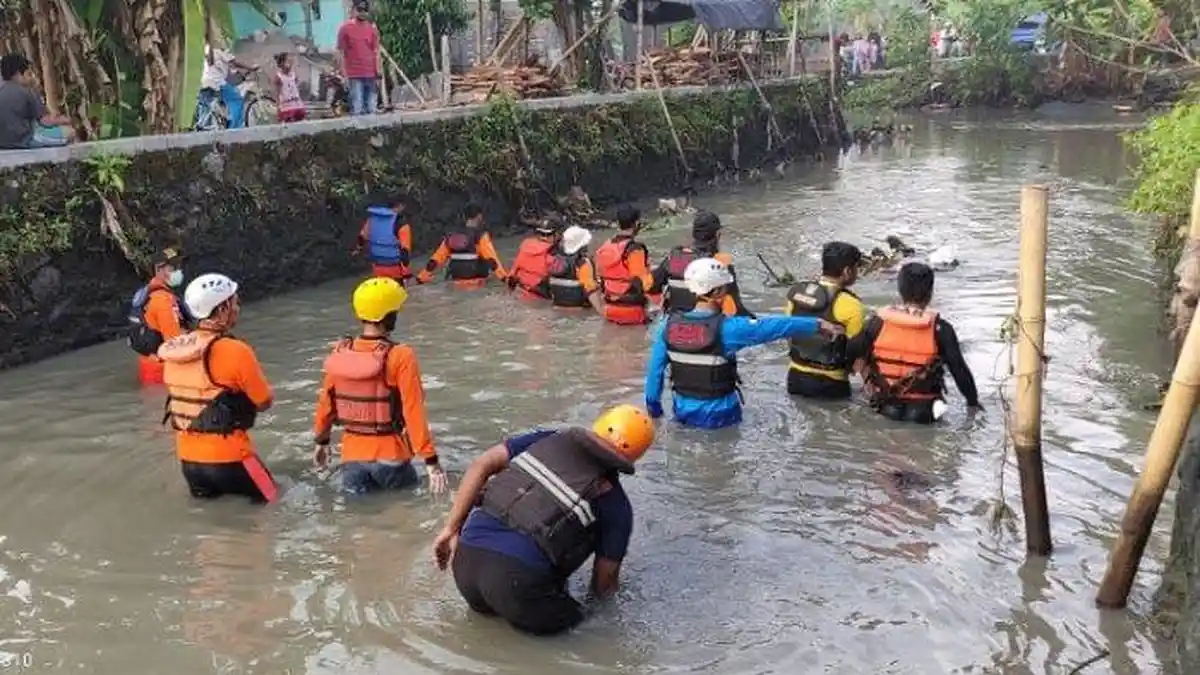 Ditinggal Ibu dan Nenek di Luar Rumah, Bocah 2 Tahun Hanyut di Selokan hingga Ditemukan di Sungai