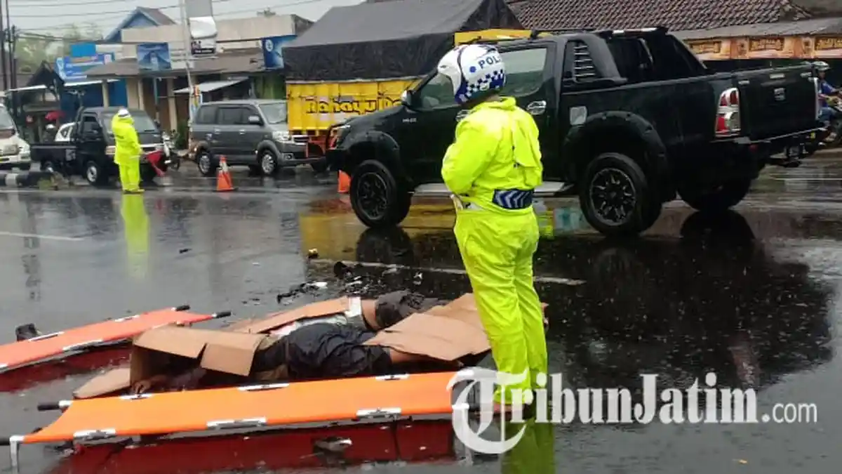 Ditabrak Mobil dari Belakang, Pasutri dari Sidoarjo Ini Tewas Terlindas Truk di Pasuruan
