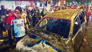 Mobil-terbakar-lai.jpg