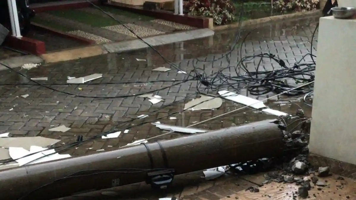 Waspada Angin Puting Beliung di Depok, Tiang Listrik di Vila Pertiwi Roboh Timpa Rumah Warga