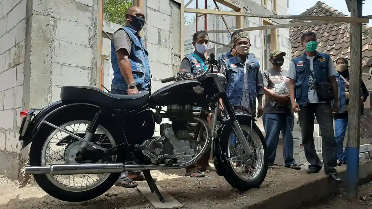 Lihat Bangunan Musala Miring, Klub Motor Antik Gresik Lelang Royal Enfield untuk Renovasi