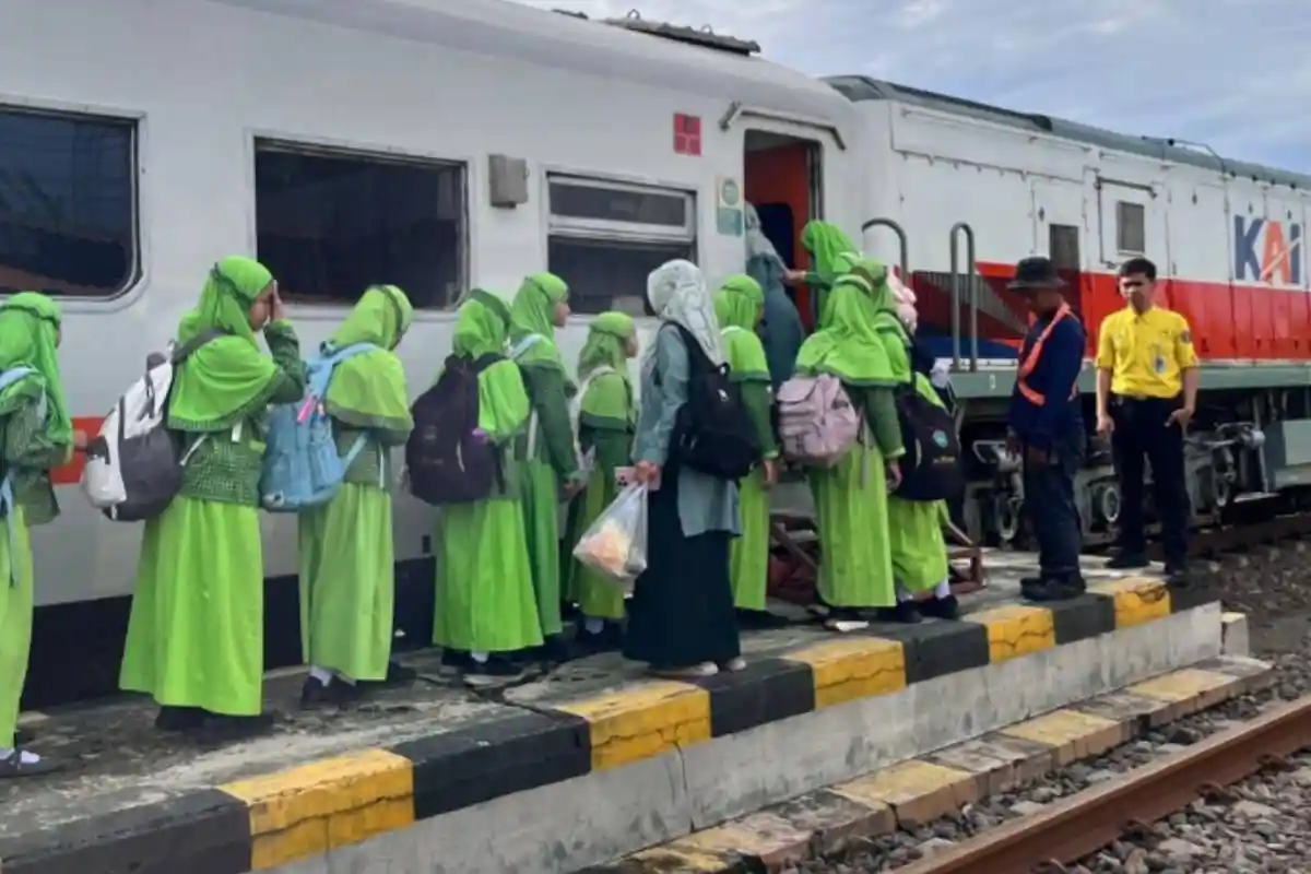 Rombongan Bocah SD di Pare Kediri Ziarah Kebangsaan Sambil Kenali Transportasi Massal