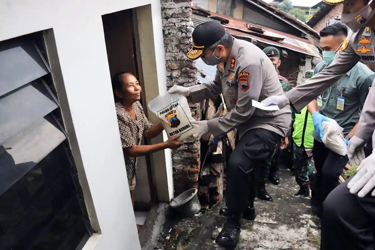 Kapolda Jateng dan Pangdam IV Diponegoro 'Door to Door' Serahkan Sembako di Semarang