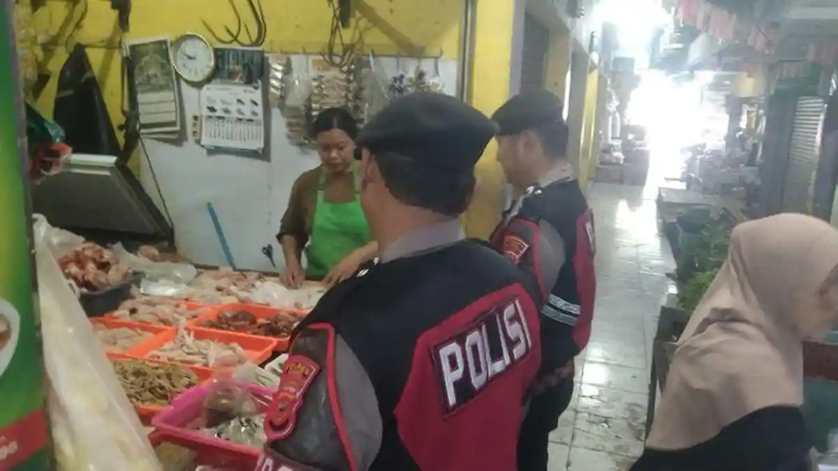 Polisi Sidak Pasar Imbanagara Ciamis, Cek Harga Daging - Beras, Pedagang Diimbau Tak Timbun Sembako