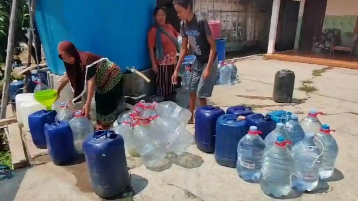 Warga Desa Sudomukti Pati Antre Bantuan Air Bersih BPBD, Ini Skema Ganjar Atasi Kekeringan