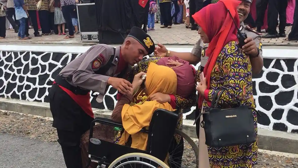 Bripda Raditya Bersimpuh di Kaki Ibunya Gunakan Kursi Roda