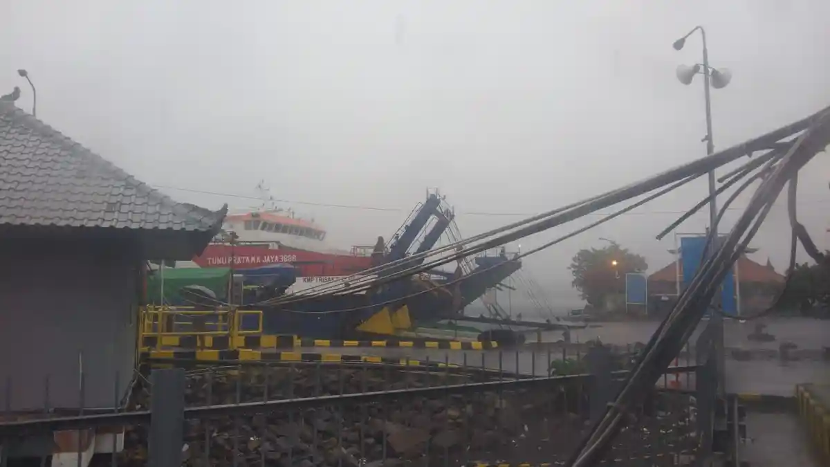 CUACA Buruk Hujan Deras & Awan Gelap, Pelabuhan Gilimanuk Ditutup 18 Menit!