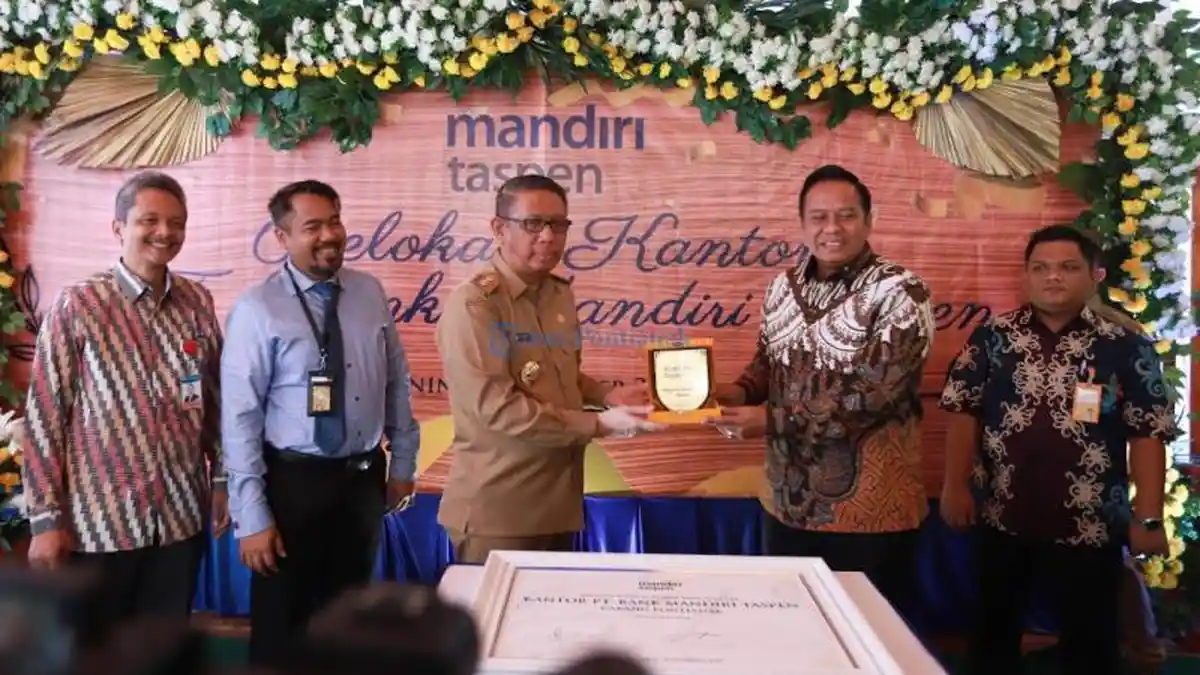 FOTO: Relokasi Kantor PT.Bank Mandiri Taspen - midji-diserahkan-oleh.jpg