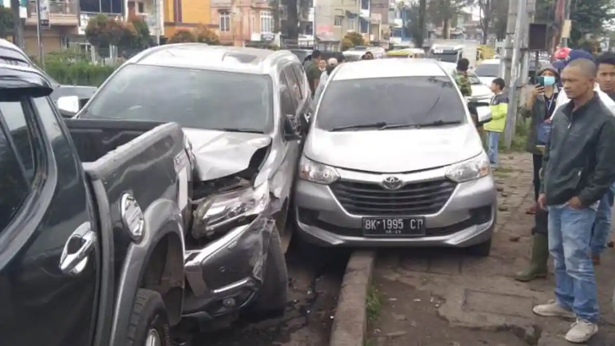 Pajero Sport Serempet 4 Mobil di Berastagi, Sopir Mengaku Hilang Kesadaran saat Menyetir