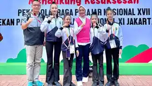 atlet-senam-ritmik-Lampung-foto-bersama-Kadispora-Meiry-Harika.jpg