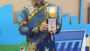 Fairid-Naparin-bawa-Piala-Adipura.jpg