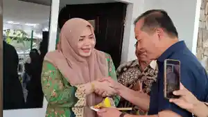 Lalu-Muhammad-Iqbal-dan-Indah-Dhamayanti-Putri-bersalaman-saat-hadiri-HUT.jpg