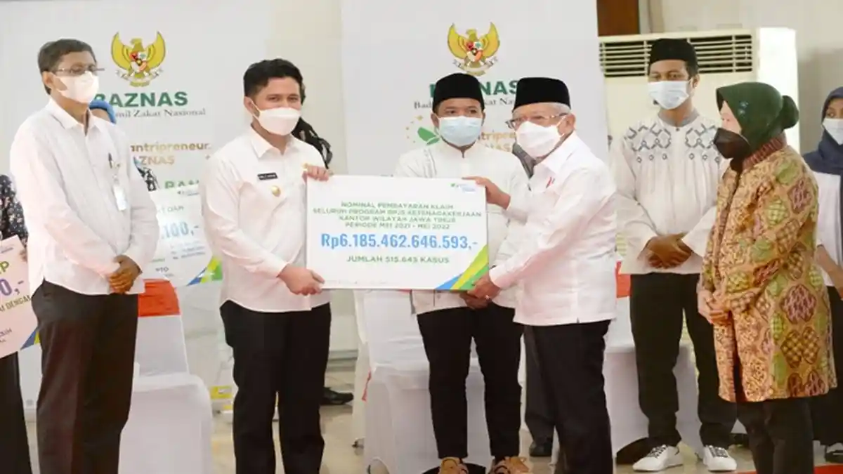 Wapres Ma'ruf Amin Serahkan Manfaat Program dan Beasiswa BPJS Ketenagakerjaan Senilai Rp 2,2 Miliar