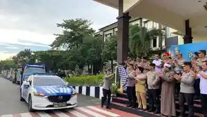 Kapolda-Kepri-Irjen-Pol-Asep-didampingi-seluruh-PJU-mendistribusi-kurban-diangkut-mobil.jpg