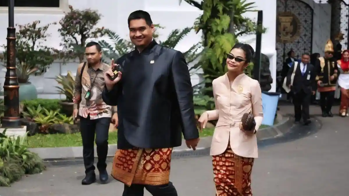 Melihat Penampilan Menpora dan Wamenpora Beserta Istri Mereka Saat Ikut Upacara di Istana - BUSANA-ADAT-Menteri-Pemuda-dan-Olahraga-Menpora-Dito-Ariotedjo.jpg