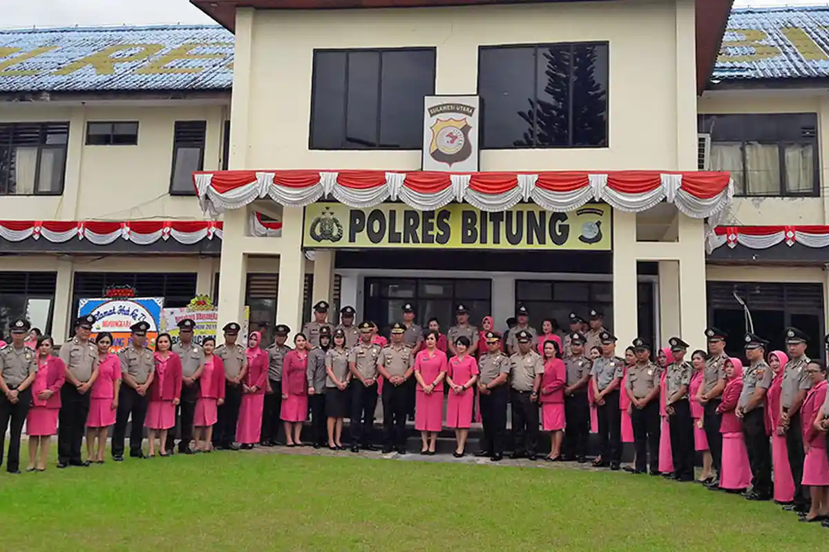 Naik Pangkat, Polisi Ini Lakukan Hal Yang Tak Biasa