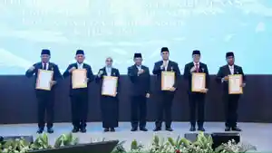 Mendagri-Tito-Karnavian-menyematkan-tanda-kehormatan-Satyalancana-Wira-Karya.jpg
