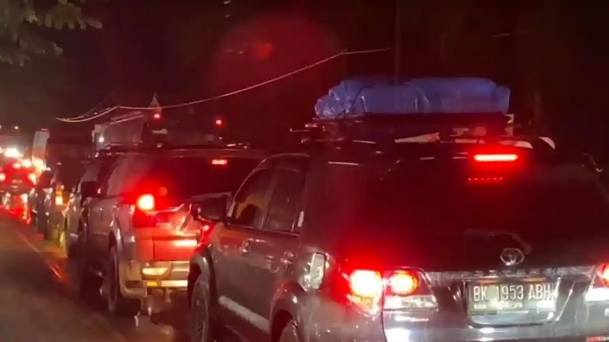 ARUS Balik, Jalinsum Batubara Macet Belasan Kilometer, Pengendara Terjebak Berjam-jam