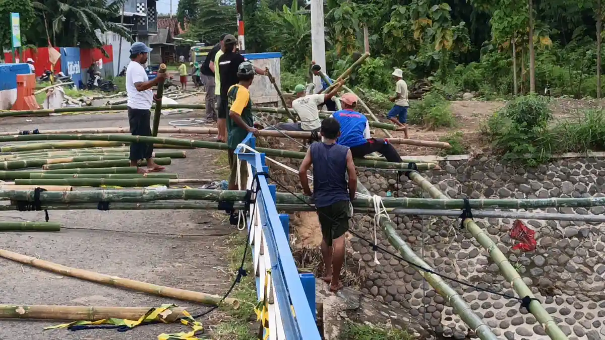 Jembatan Penghubung 4 Desa di Probolinggo Nyaris Ambruk, Warga Harus Berputar Cari Jalan Lain