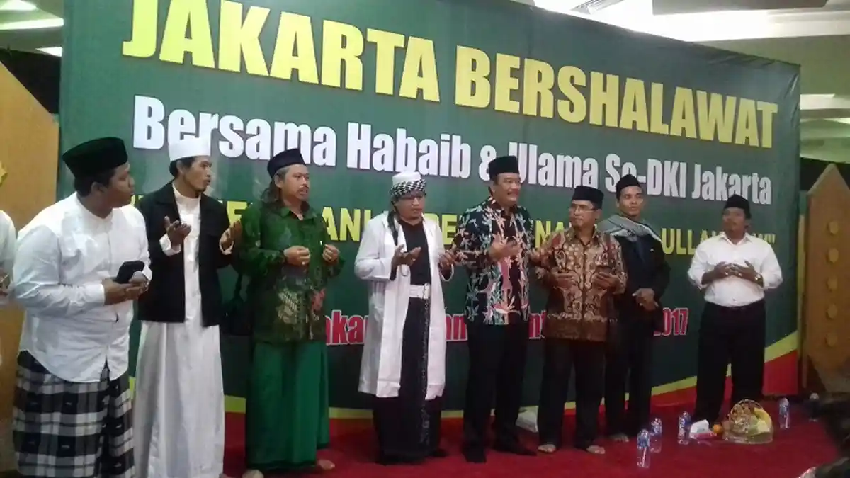 Hadiri 'Jakarta Bershalawat', Djarot Salami Kaum Ibu yang Hadir