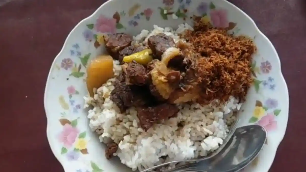 Sensasi Menu Pindang Sapi Khas Trenggalek di Warung Makan Yayang Lina Sihir
