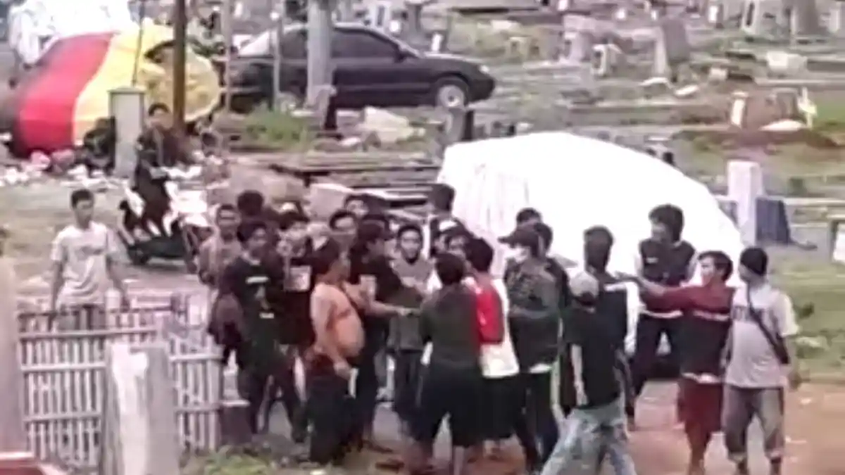 Polisi Tangkap Petugas Makam yang Tenteng Senjata Api Saat Keributan di TPU Menteng Pulo