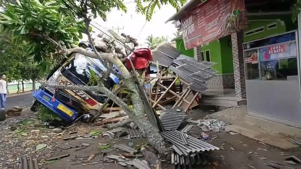 Kecelakaan Tunggal! Truk Bermuatan Batok Kelapa di Pangandaran Tabrak Warung Seblak