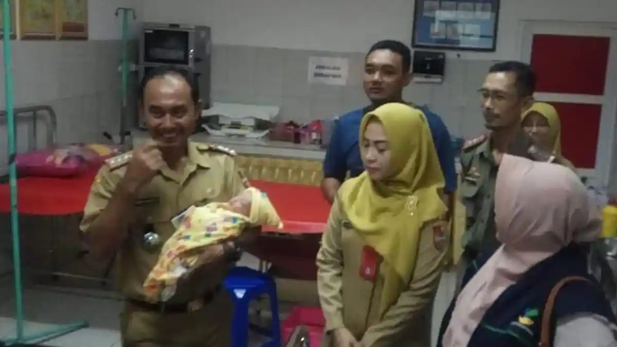 Bayi Perempuan Ditemukan Dalam Kondisi Bersih & Wangi Tapi Kedinginan di Teras Rumah Warga