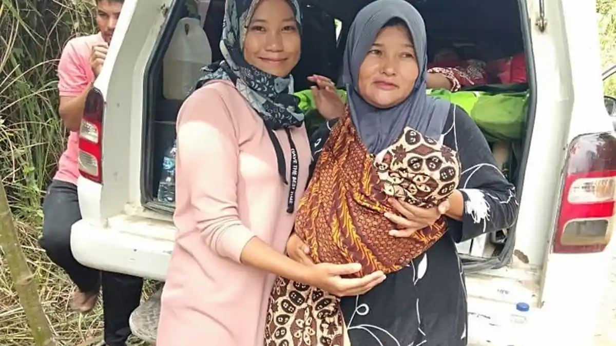Butuh 3 Jam Perjalanan ke Rumah Sakit, Wanita di Aceh Ini Terpaksa Bersalin di Jalan Belum Beraspal