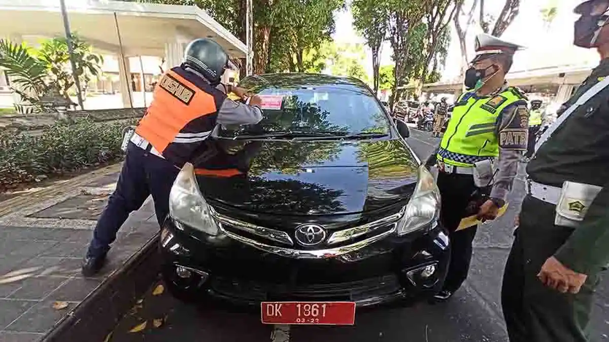 Mobil Plat Merah Parkir Sembarangan di Badan Jalan di Denpasar, 42 Kendaraan Ditindak