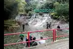 Suasana-pengunjung-sedang-berendam-Curug-Jodo.jpg