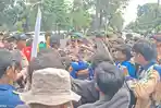 Aliansi-Mahasiswa-Kota-Bekasi-menggelar-aksi-unjuk-rasa-di-depan-Gedung-DPRD-Kota-Bekasi.jpg