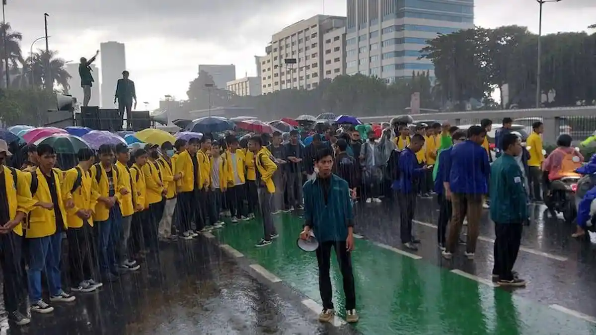 Diguyur Hujan, Ratusan Mahasiswa Minta DPR Cabut UU Ciptaker