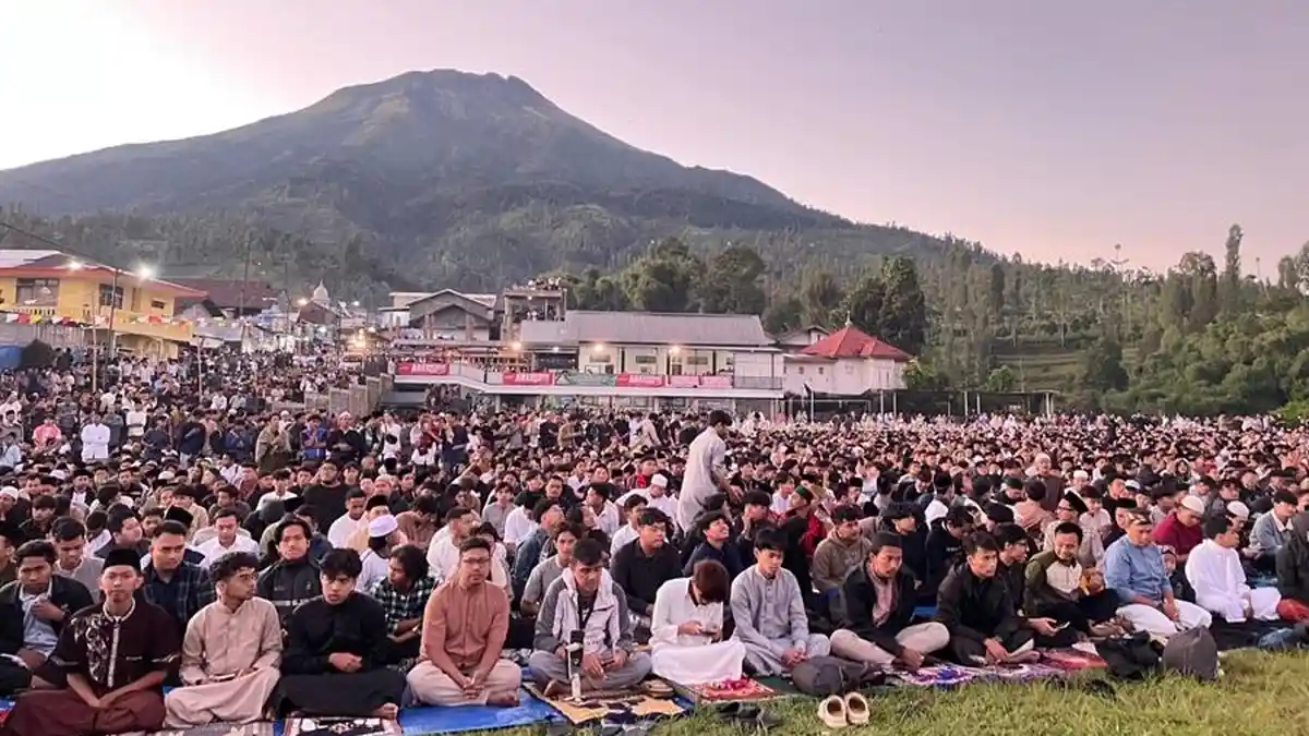 Tumpah Ruah Jemaah Salat Iduladha di Kaki Gunung Sindoro-Sumbing, Inilah Magnet Religi di Wonosobo