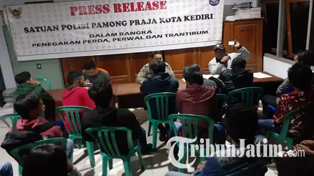Belasan Pemuda Asyik Pesta Miras di Warung Kediri Dirazia Satpol PP, Digiring Buat Surat Pernyataan