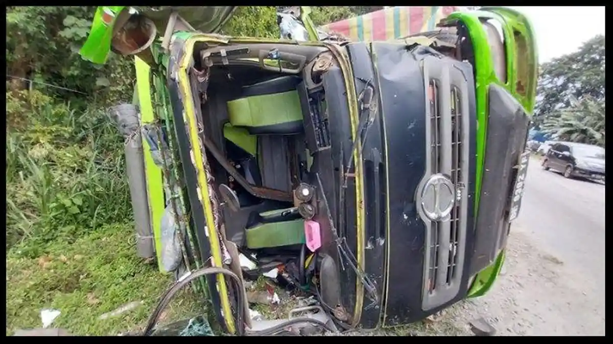 Truk Muat Minuman Alami Kecelakaan, Terjun ke Sungai Gegara Rem Blong