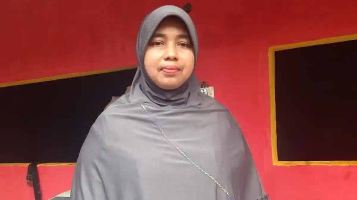 Di Rumahnya, Guru SD Ini Tampung dan Rawat Ratusan Orang Gila
