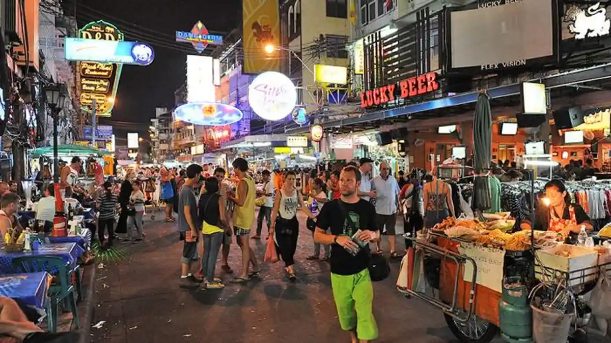 8 Pasar Malam Terbaik di Thailand, Ada yang Jual Barang Dekat Pesawat Terbang?