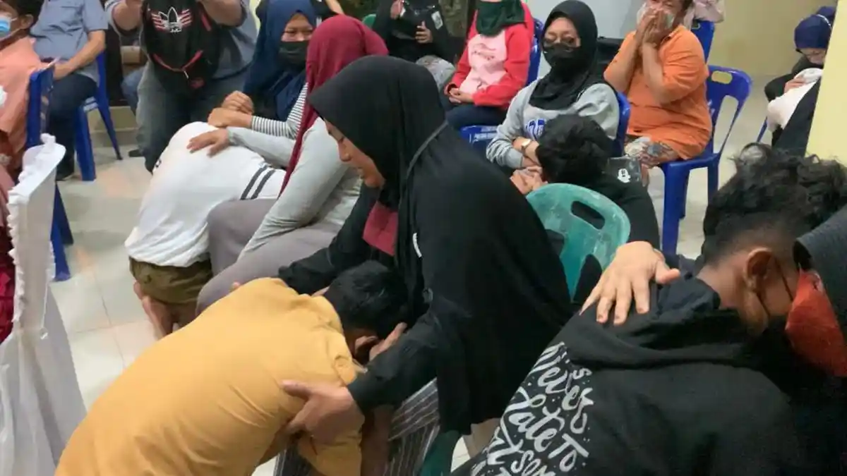 TANGIS Puluhan Orang Tua Ini Pecah di Polsek Sunggal, Tak Menyangka Anaknya Terlibat Perampokan