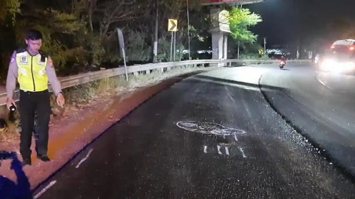 Kecelakaan Maut di Gresik, Terjatuh dari Boncengan Suami, Istri Tewas Mengenaskan