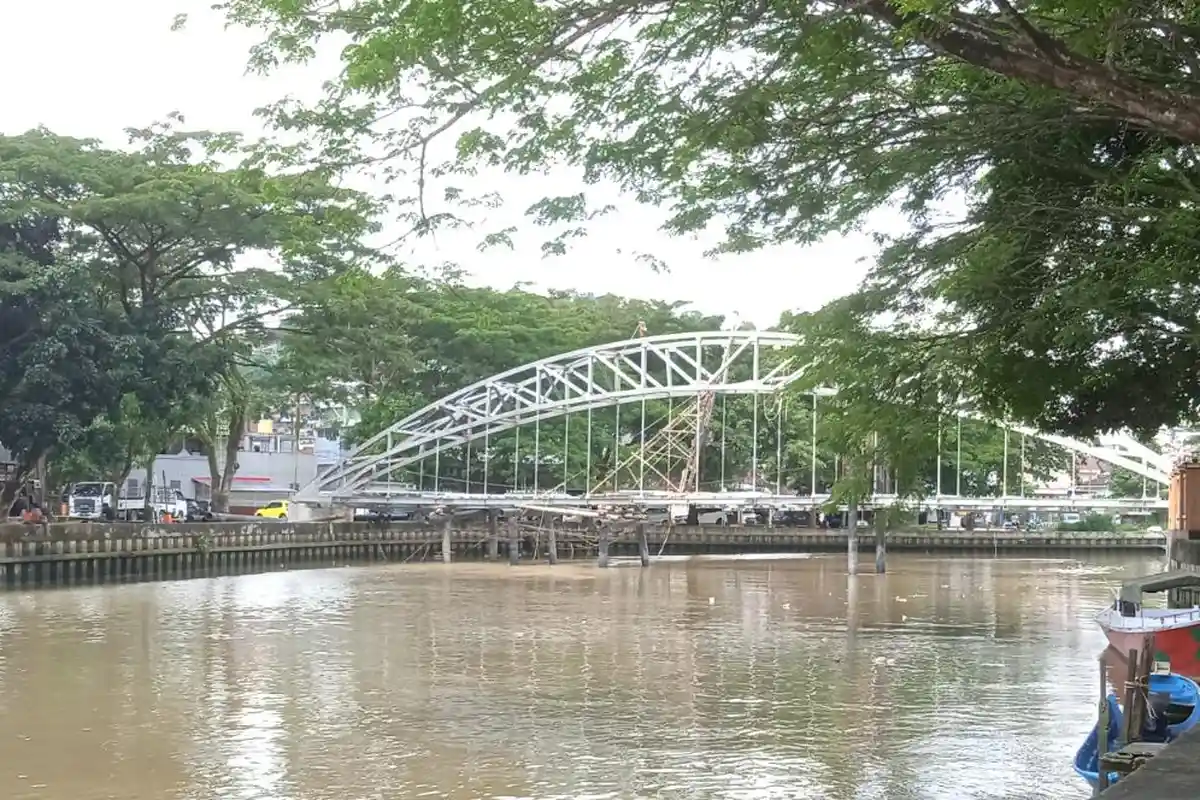Progres Jembatan Penyeberangan Orang yang Lintasi Sungai Karang Mumus Capai 90 Persen