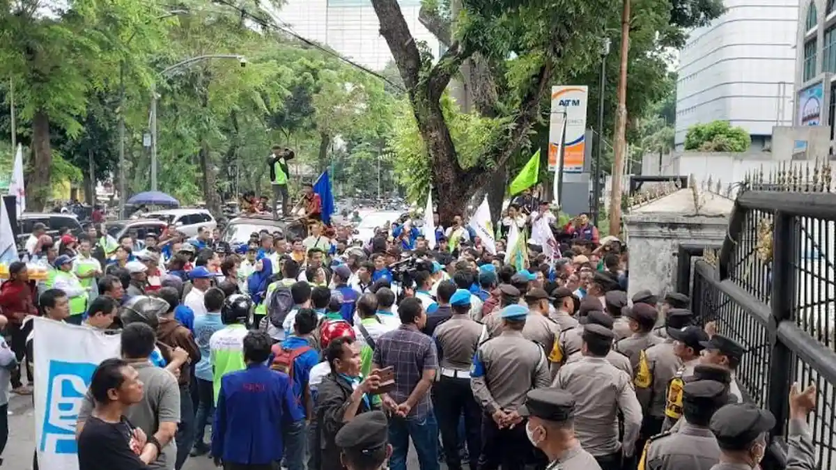 Apindo dan Serikat Pekerja Kompak Gelar Aksi Tolak UU Tapera di depan Kantor DPRD Sumut