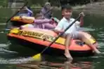 Bermain Perahu Karet di Wahana Perahu Dayung Garut