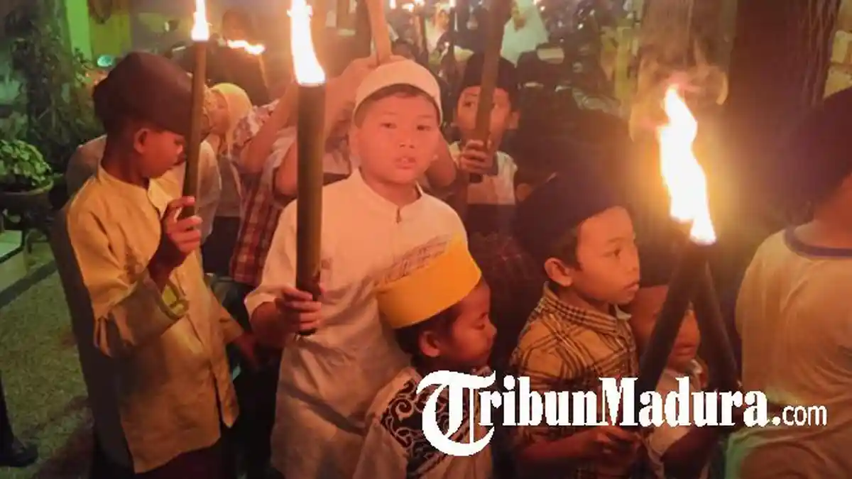 Pawai Obor Semarakkan Malam Takbir Sambut Hari Raya Idulfitri 2026 di ...
