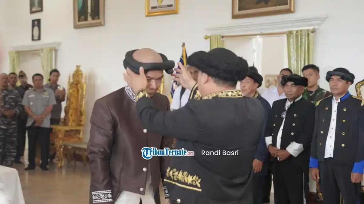 Jamintel Kejagung Reda Manthovani Dianugerahi Gelar Adat Kesultanan Ternate "Nau Ngara Ma Beno"