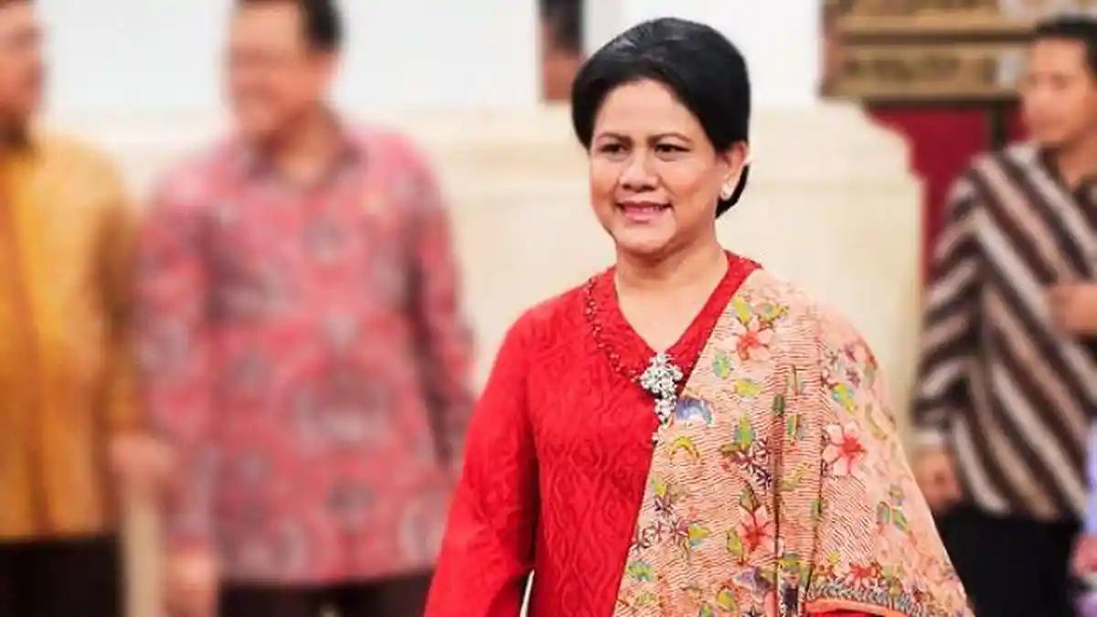 Sederhana Tapi Modis, Intip Penampilan Terbaru Iriana Jokowi dengan Hijab Simpel