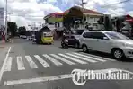 Suasana-lalu-lintas-di-Simpang-Jalan-Tanjung-Kota-Blitar-ilustrasi-lalu-lintas.jpg