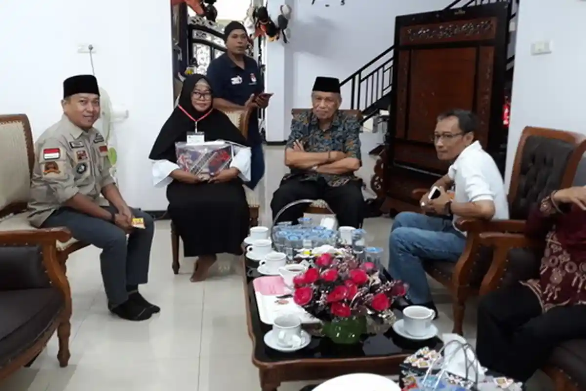 Wagub Kaltara Tempelkan Sendiri Stiker Coklit DPT di Pintu Depan Rumahnya