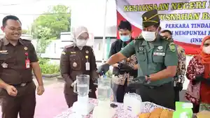 pemusnahan-barang-bukti-86-perkara-di-halaman-kantor-Kejari-setempat.jpg